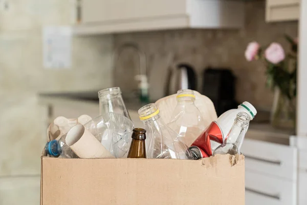 Geri Dönüşüm Konsepti Mutfak Arka Planında Geri Dönüşüm Malzemeleri Kutusu — Stok fotoğraf