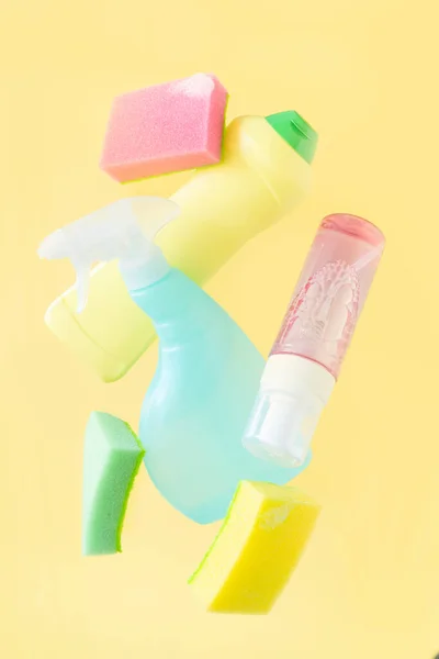 Temizlik Kavramı Pastel Sarı Arka Planda Temizlik Malzemelerinin Havaya Kaldırılması — Stok fotoğraf