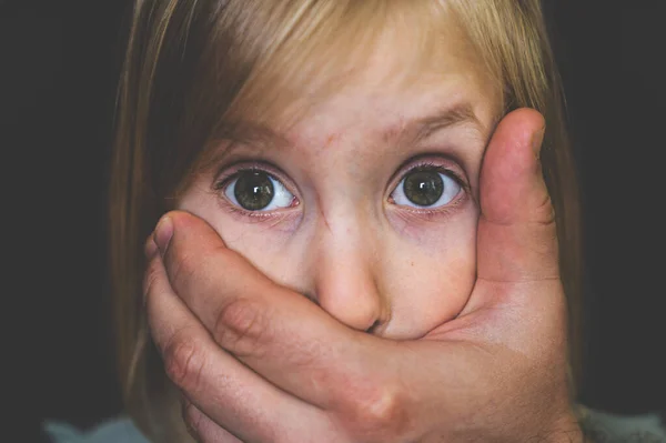 Жестокое Обращение Детьми Понятие Насилия Испуганная Молодая Девушка Рот Закрыт — стоковое фото