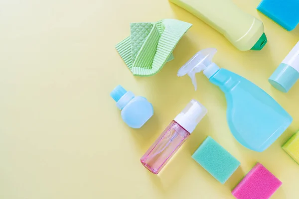 Temizlik Konsepti Pastel Sarı Arka Planda Temizlik Malzemeleri Üst Manzara — Stok fotoğraf