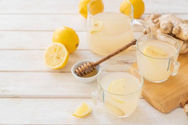 Zencefilli çay ve malzemeler - limon, zencefil, bal, kopyalama alanı