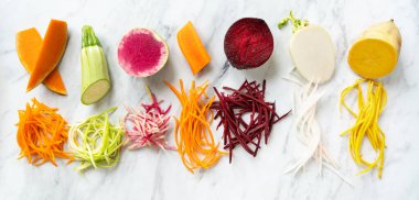 Sebzeli makarna konsepti. Sebzeli spagetti seçimi. Düşük karbonhidratlı diyet alternatifi.