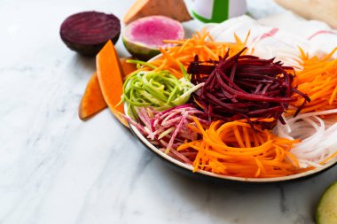 Sebzeli makarna konsepti. Sebzeli spagetti seçimi. Düşük karbonhidratlı diyet alternatifi.