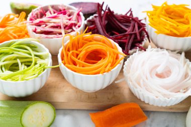 Sebzeli makarna konsepti. Sebzeli spagetti seçimi. Düşük karbonhidratlı diyet alternatifi.