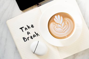 Not defterine, kahveye, telefona, havayollarına yazı yazmak. Yüksek kalite fotoğraf