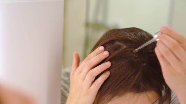 Hair Loos Comcept Samice Aplikuje Sérum Vlasy Zrcadle Detailní Záběr — Stock video