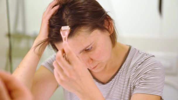 Haarausfall Konzept Frau Nutzt Derma Walze Für Besseres Haarwachstum Nahaufnahme — Stockvideo
