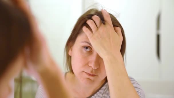Концепция Выпадения Волос Женщина Проверяет Состояние Волос Зеркале Крупным Планом — стоковое видео