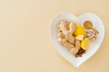 Doğal bağışıklık sistemi güçlendiricileri - limon, zencefil, sarımsak, bal ve uyuşturucu, termometre, stetoskop, üst görünüm