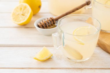 Zencefilli çay ve malzemeler - limon, zencefil, bal, kopyalama alanı