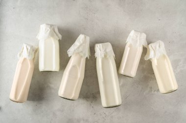 Bitki temelli süt kavramı - kırsal arka planda alternatif süt seçimi, üst görünüm