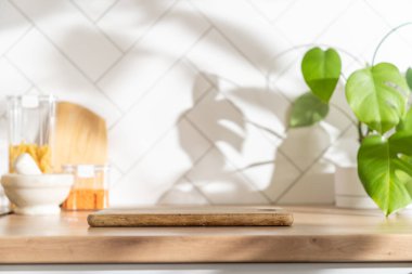 Mutfak arka planı kesme tahtası, mutfak eşyaları, bakkaliye, doğrudan güneş ışığı, ağaçların gölgeleri. Yüksek kalite fotoğraf