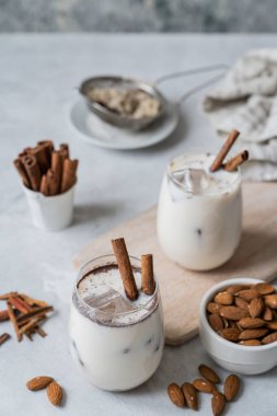 Horchata içeceği. Tarçın ve bademli geleneksel Meksika pirinci. Yüksek kalite fotoğraf