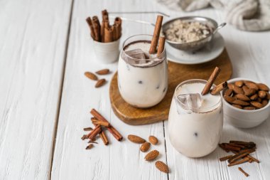 Horchata içeceği. Tarçın ve bademli geleneksel Meksika pirinci. Yüksek kalite fotoğraf
