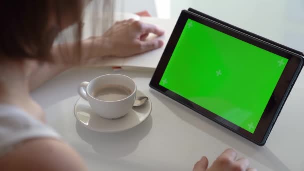 Mulher Trabalhando Com Tablet Com Tela Verde Ligada Imagens Fullhd — Vídeo de Stock