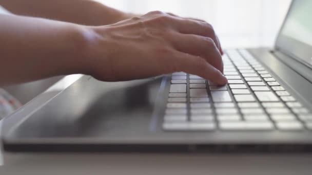 Dizüstü Bilgisayarda Yazan Kadın Ağır Çekimde Yüksek Kaliteli Fullhd Görüntüler — Stok video