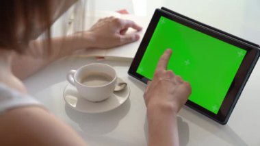 Tabletle çalışan yeşil ekranlı bir kadın. Yüksek kaliteli FullHD görüntüler