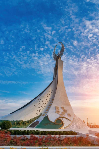 Stock image UZBEKISTAN, TASHKENT - JANUARY 4, 2023: Monument of Independence in the form of a stele with a Humo bird against a cloudy sky in the New Uzbekistan park.