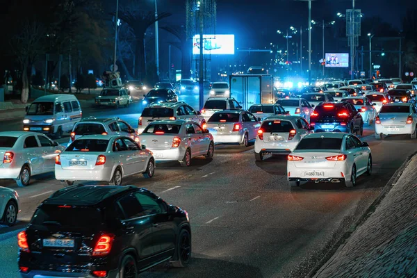 Tasjkent Uzbekistan Mars 2023 Biltrafikljus Natten Stad Trafikstockning Kvällen Rusningstid — Stockfoto
