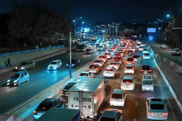 Taškent Uzbekistán Března 2023 Autosalony Nočním Městě Dopravní Zácpa Večerní — Stock fotografie