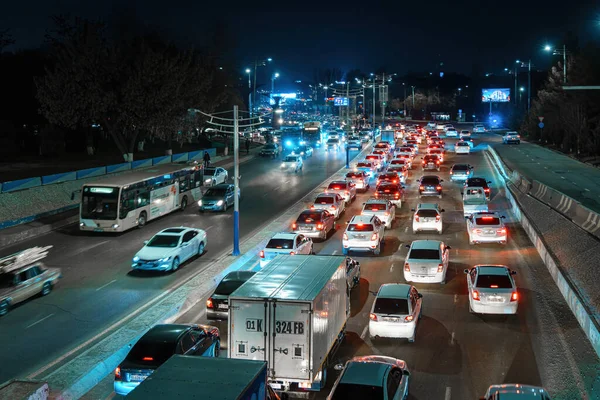 Taškent Uzbekistán Března 2023 Autosalony Nočním Městě Dopravní Zácpa Večerní — Stock fotografie