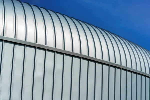 Frammento Edificio Moderno Ricoperto Pannelli Metallici Alluminio Contro Cielo Blu — Foto Stock