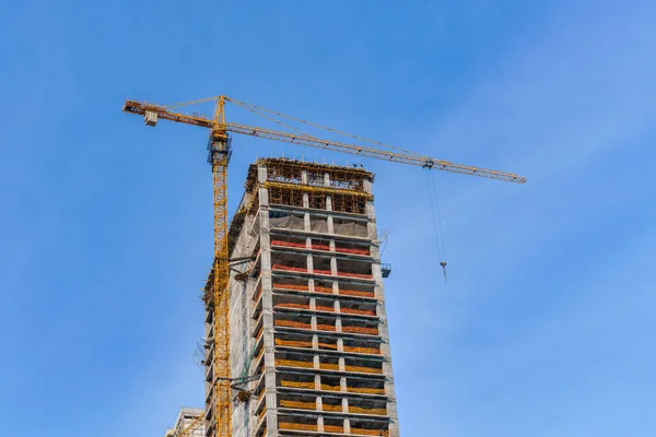 Crane Building Modern Skyscraper Blue Sky Construction Site —  Fotos de Stock