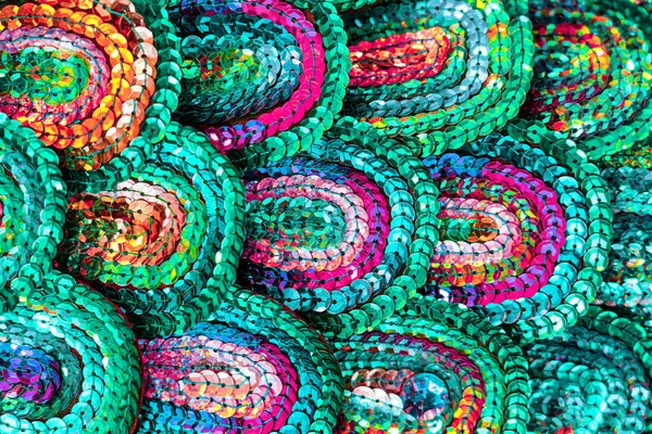 Lantejoulas Multi Coloridas Bonitas Brilhando Luz Forma Uma Cauda Pavão — Fotografia de Stock
