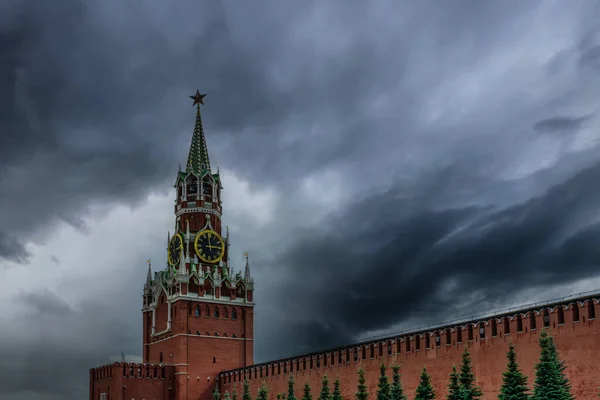 Red Square Spasskaya Tower Clock Background Cloudy Sky Moscow Russia — Stockfoto