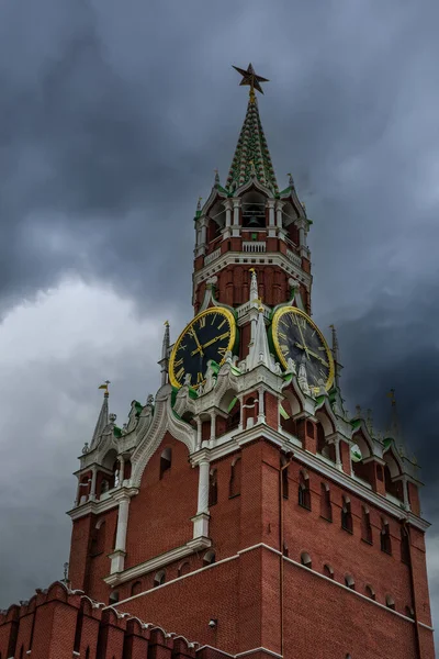 Red Square Spasskaya Tower Clock Background Cloudy Sky Moscow Russia — Foto de Stock