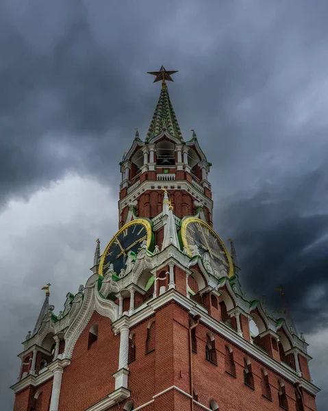 Red Square Spasskaya Tower Clock Background Cloudy Sky Moscow Russia — Stockfoto