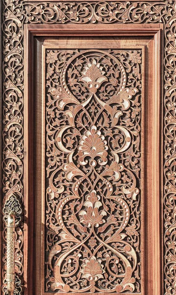 Carved Antique Wooden Doors Gilded Metal Handles — Stockfoto