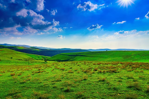 Hügel Und Berge Mit Jungem Grünen Gras Bedeckt Und Von — Stockfoto