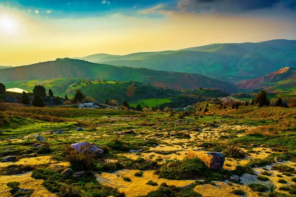 Puesta Sol Brumosa Amanecer Las Montañas Cubiertas Hierba Cielo Dramático — Foto de Stock