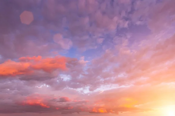Ακτίνες Του Ήλιου Διαπερνούν Δραματικά Σύννεφα Βράδυ Πρωί Στο Ηλιοβασίλεμα — Φωτογραφία Αρχείου
