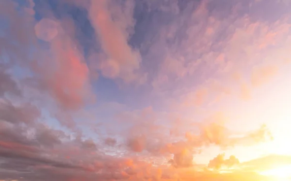 Raios Sol Que Rompem Através Das Nuvens Dramáticas Noite Manhã — Fotografia de Stock