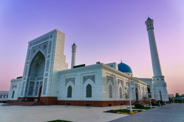 İlkbaharda gün batımında Taşkent 'in merkezinde küçük cami beyaz mermerle kaplıydı..