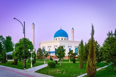 İlkbaharda gün batımında Taşkent 'in merkezinde küçük cami beyaz mermerle kaplıydı..