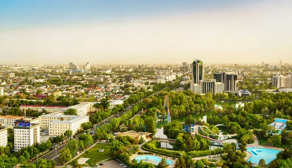 乌兹别克斯坦 塔什干 2023年4月24日 春季白天从塔什干电视塔观景台俯瞰市中心 — 图库照片