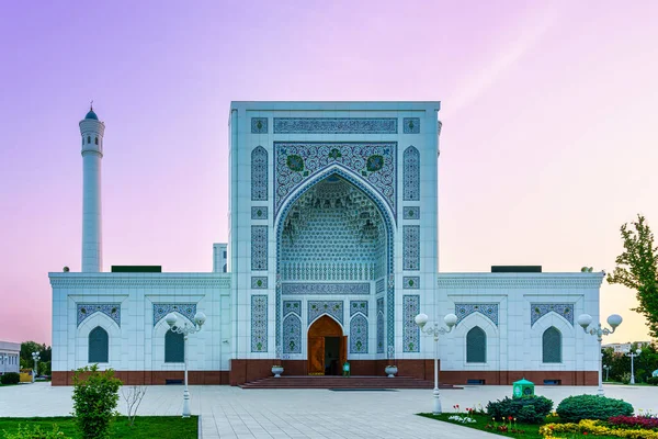 Малая Мечеть Покрытая Белым Мрамором Центре Ташкента Закате Весной — стоковое фото