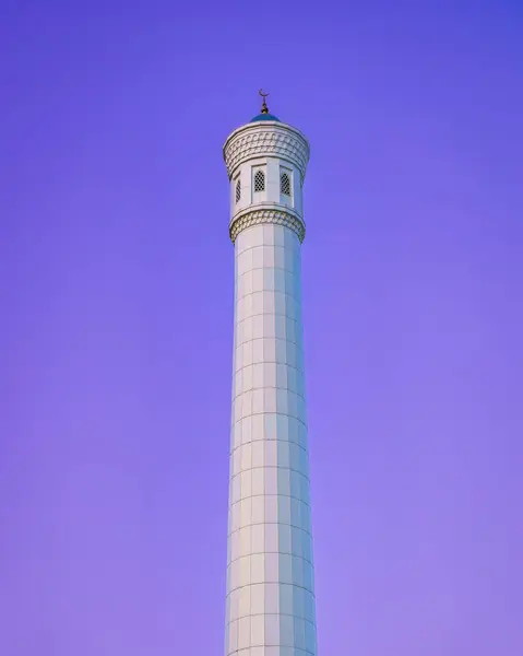Minareto Della Moschea Minore Fatto Marmo Bianco Contro Cielo Viola — Foto Stock
