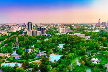 Özbekistan, Taşkent - 24 Nisan 2023: İlkbaharda alacakaranlıkta Taşkent TV kulesindeki gözlem güvertesinden şehrin merkez kısmına.