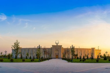UZBEKISTAN, TASHKENT - 25 Nisan 2023: Bağımsızlık Anıtı 'na sahip Yeni Özbekistan parkının toprakları ilkbaharda alacakaranlıkta Humo kuşuyla birlikte bir çelik şeklinde.