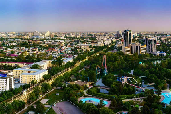 乌兹别克斯坦 塔什干 2023年4月24日 春天黄昏时从塔什干电视塔的观景台俯瞰市中心 — 图库照片