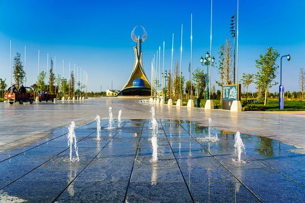 Uzbekistán Tashkent Abril 2023 Fuentes Fondo Monumento Independencia Forma Estela — Foto de Stock