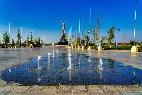 Uzbekistan Tashkent Απριλιου 2023 Πηγές Φόντο Μνημείου Της Ανεξαρτησίας Μορφή — Φωτογραφία Αρχείου