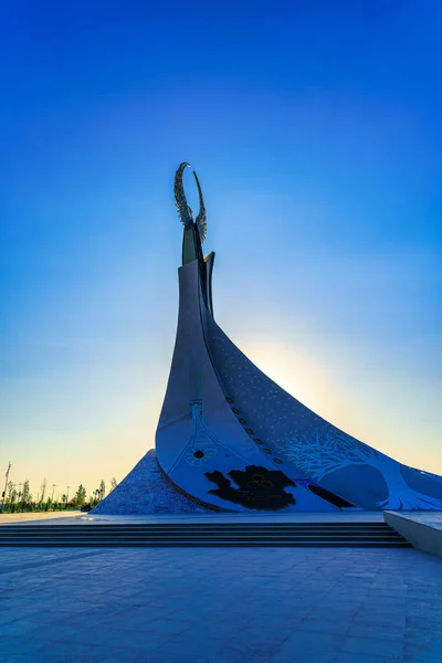 Stock image UZBEKISTAN, TASHKENT - APRIL 25, 2023: Monument of Independence in the form of a stele with a Humo bird against a blue sky in the New Uzbekistan park in spring.