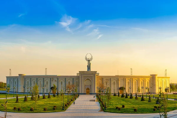 Stock image UZBEKISTAN, TASHKENT - APRIL 25, 2023: The territory of the park New Uzbekistan with Monument of Independence in the form of a stele with a Humo bird at twilight in spring.