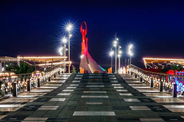 Tashkent April 2023 우즈베키스탄 공원에서 형식으로 독립의 기념비를 세웠다 다리에서 — 스톡 사진