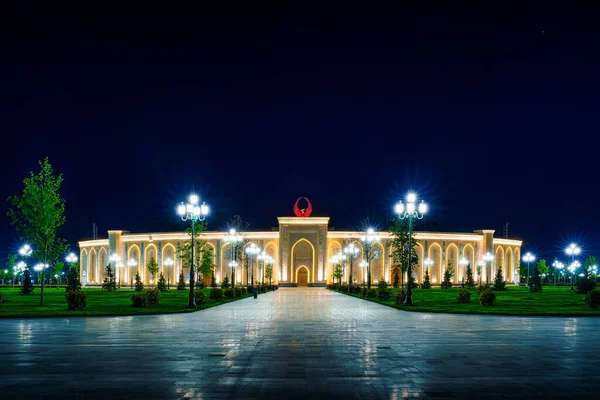 乌兹别克斯坦 坦克恩 2023年4月25日 新乌兹别克斯坦公园的领土 有独立纪念碑 春天的夜晚 有一只带着腐尸鸟的石碑 — 图库照片